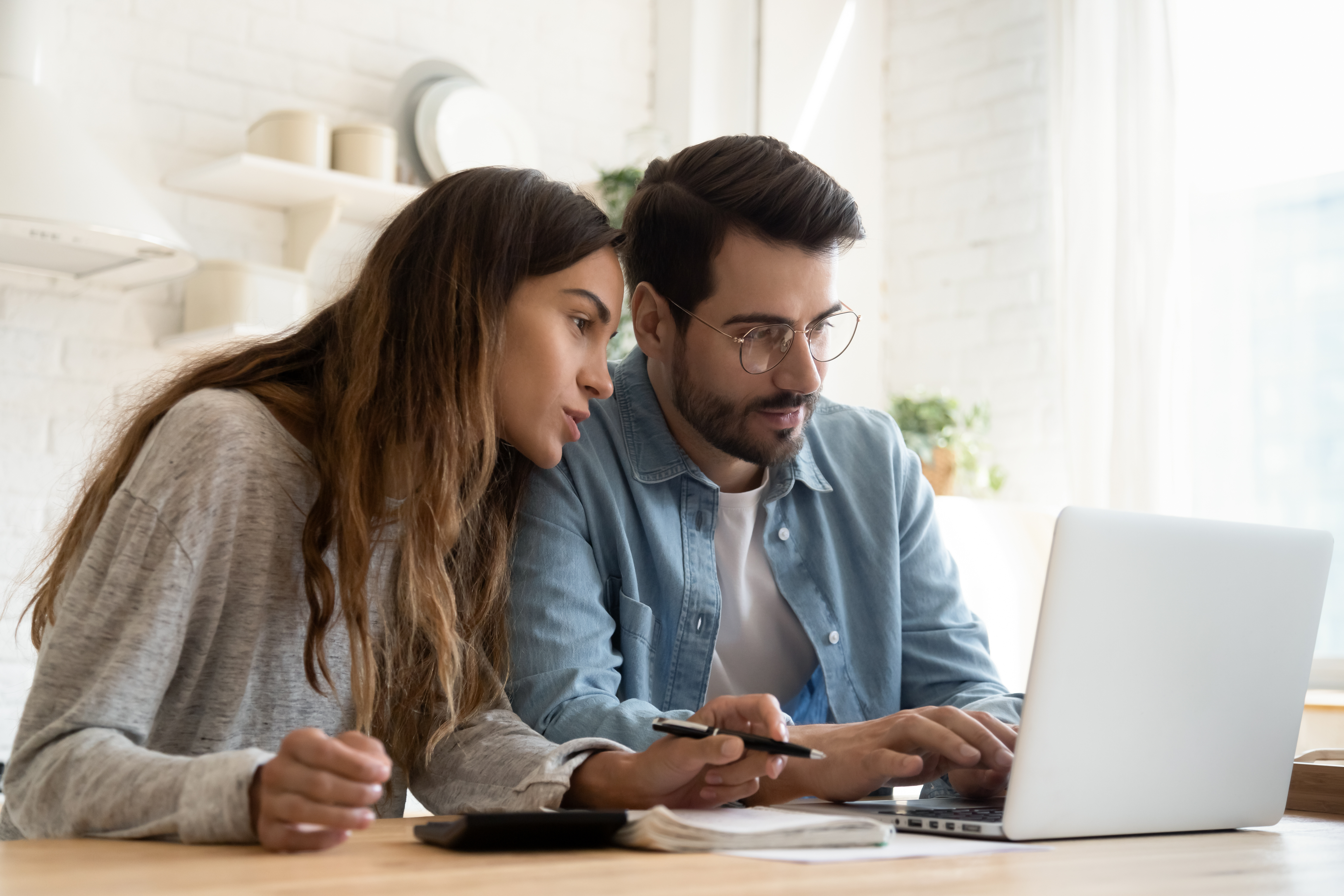 Mann und Frau schauen in ein Laptop