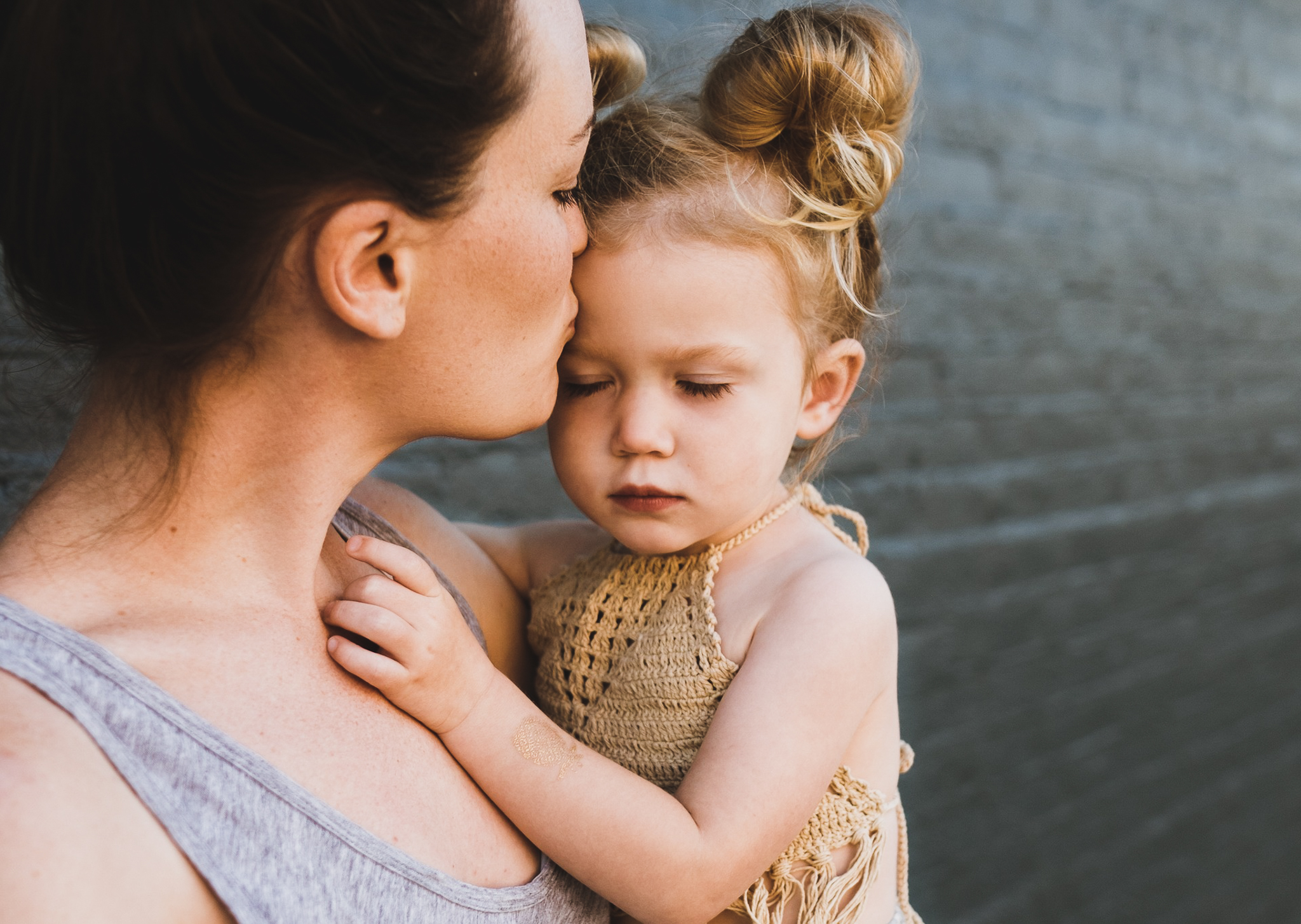 Stock Snap / Pixabay Mutter küsst ihre kleine Tochter auf die Stirn.
