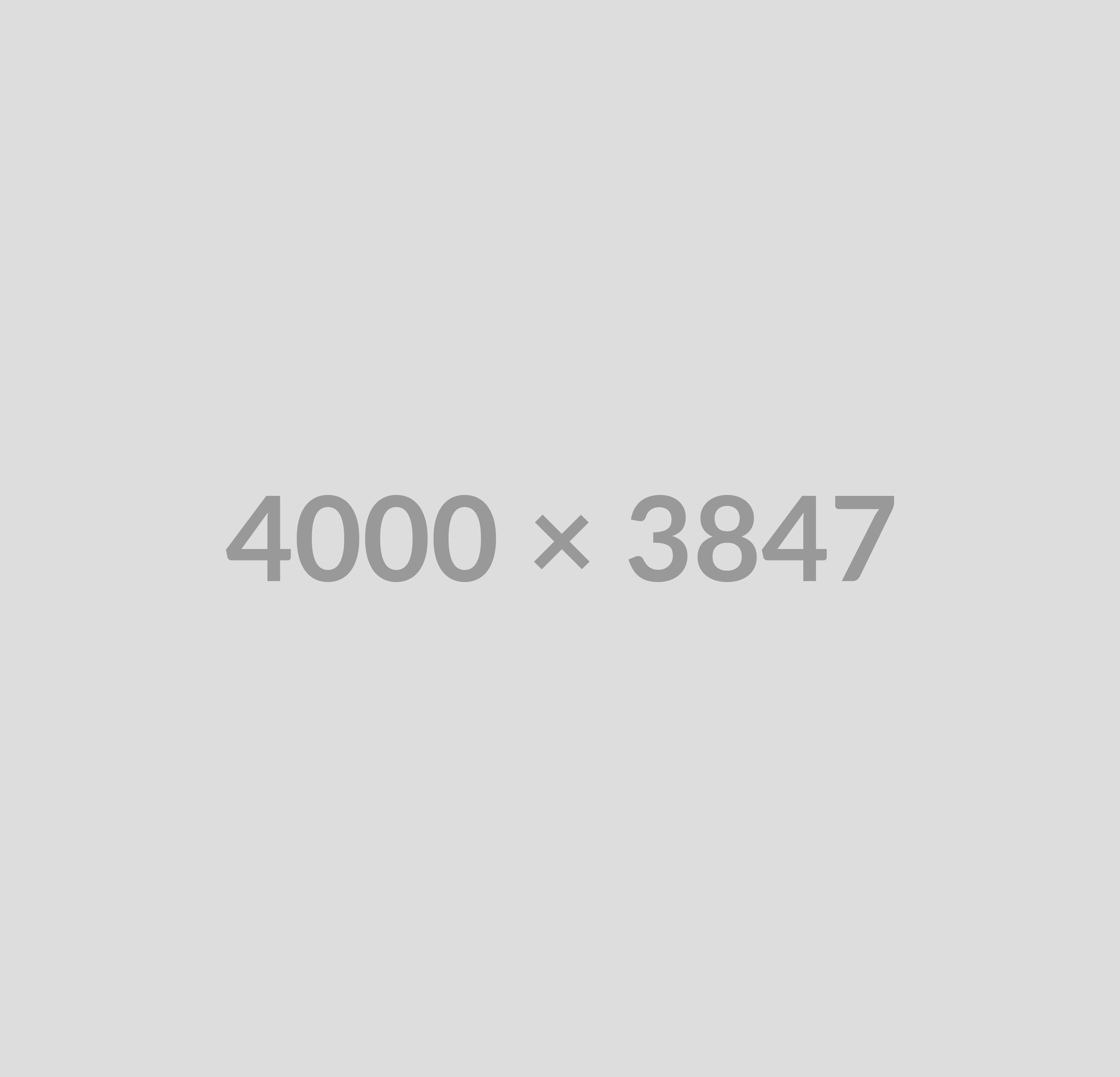 Kittiphan/Adobe Stock Paar prüft seine Finanzen, auf dem Tisch liegen Rechner und Unterlagen