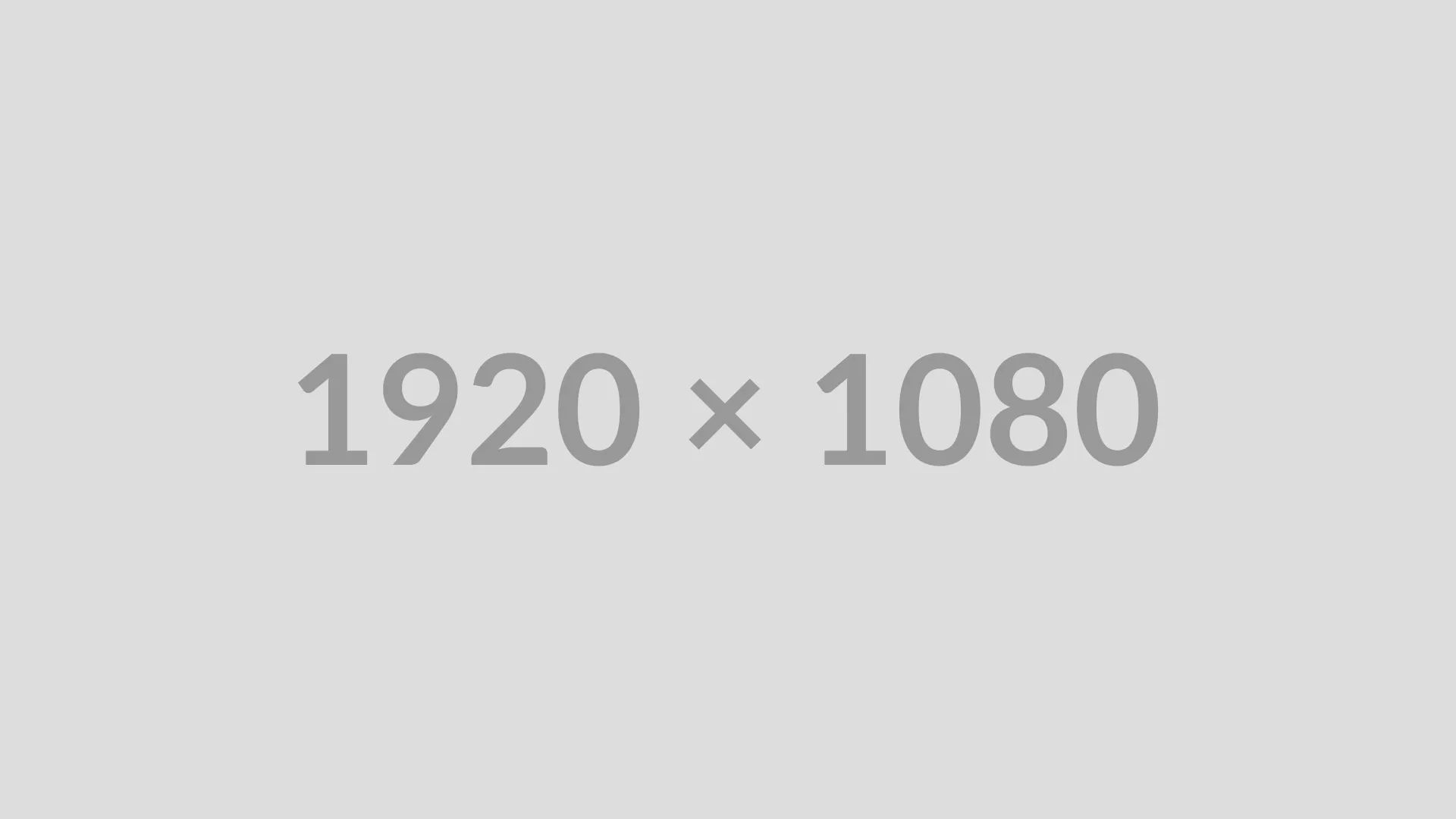 Vier kleine Kinder hocken lachend im Wald vor einem Baum.
