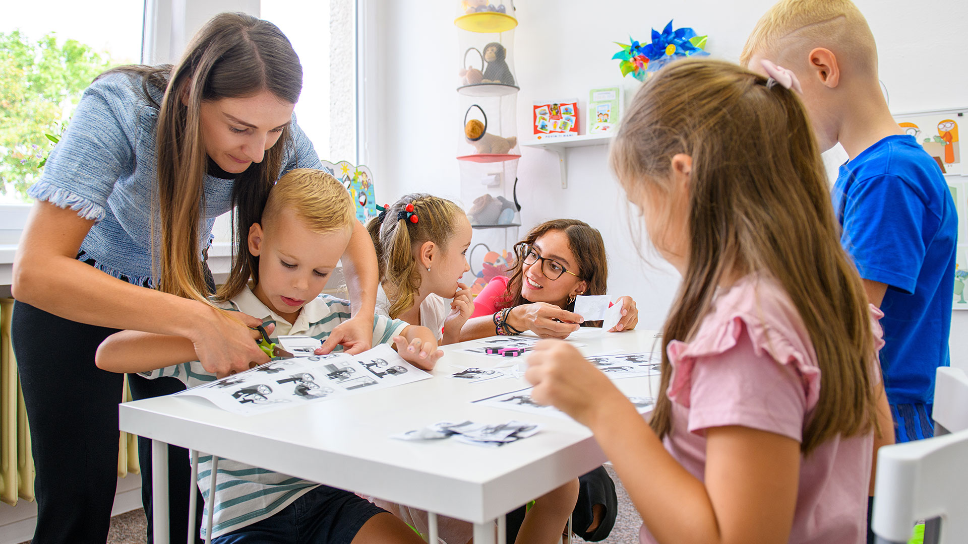 Gruppenarbeit in einer Grundschulklasse mit besonderer Förderung durch die Lehrerin