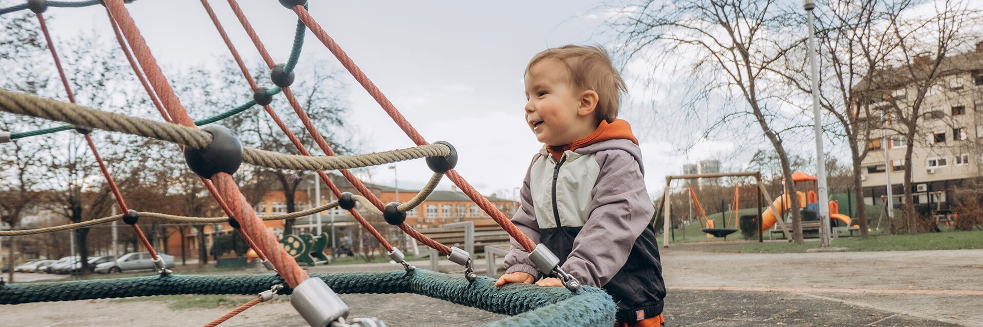 Kleines Kind auf einem Spielplatz